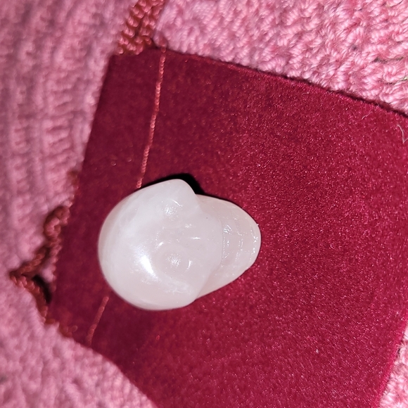 Mini Rose Quartz Skull - Picture 7 of 8
